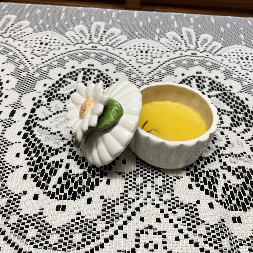 Small Ceramic Daisy Candle Box - Picture 3 of 3